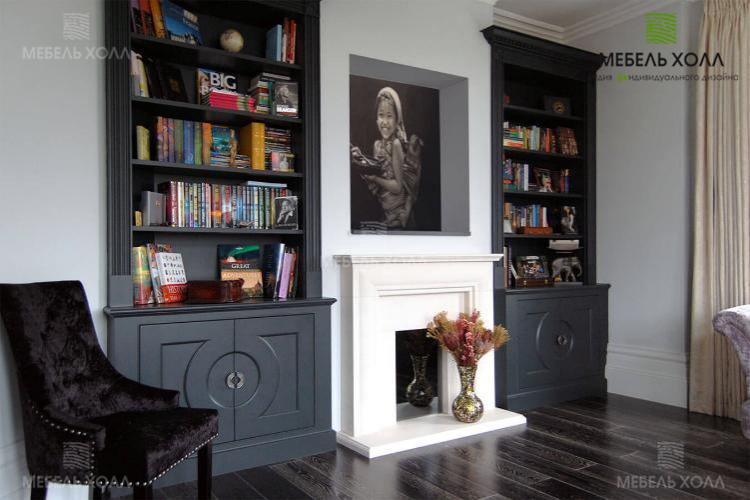 Встроенный книжный шкаф из крашенного в черный цвет МДФ