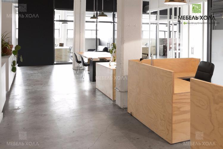 Набор офисной мебели из ДСП для сотрудников: столы, стенки с полками