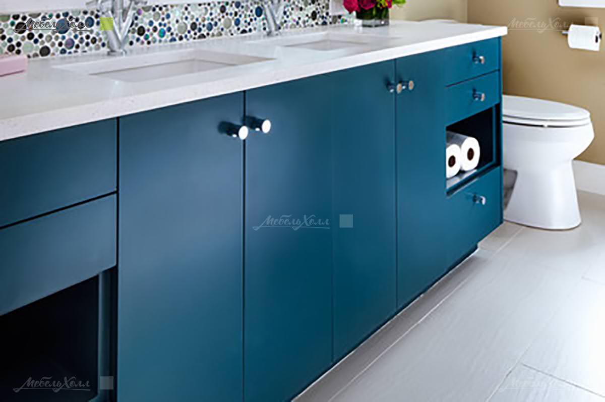 Мебель для ванной насыщенного синего цвета из крашенного матового МДФ с фурнитурой Blum, столешница - акриловый камень
