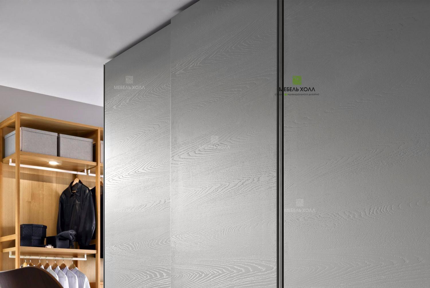 Гардеробный шкаф состоит из двух совмещенных отсеков, каждый из которых имеет раздвижные двери с системой Hettich, материал - ДСП Cleaf, ручки-профиль