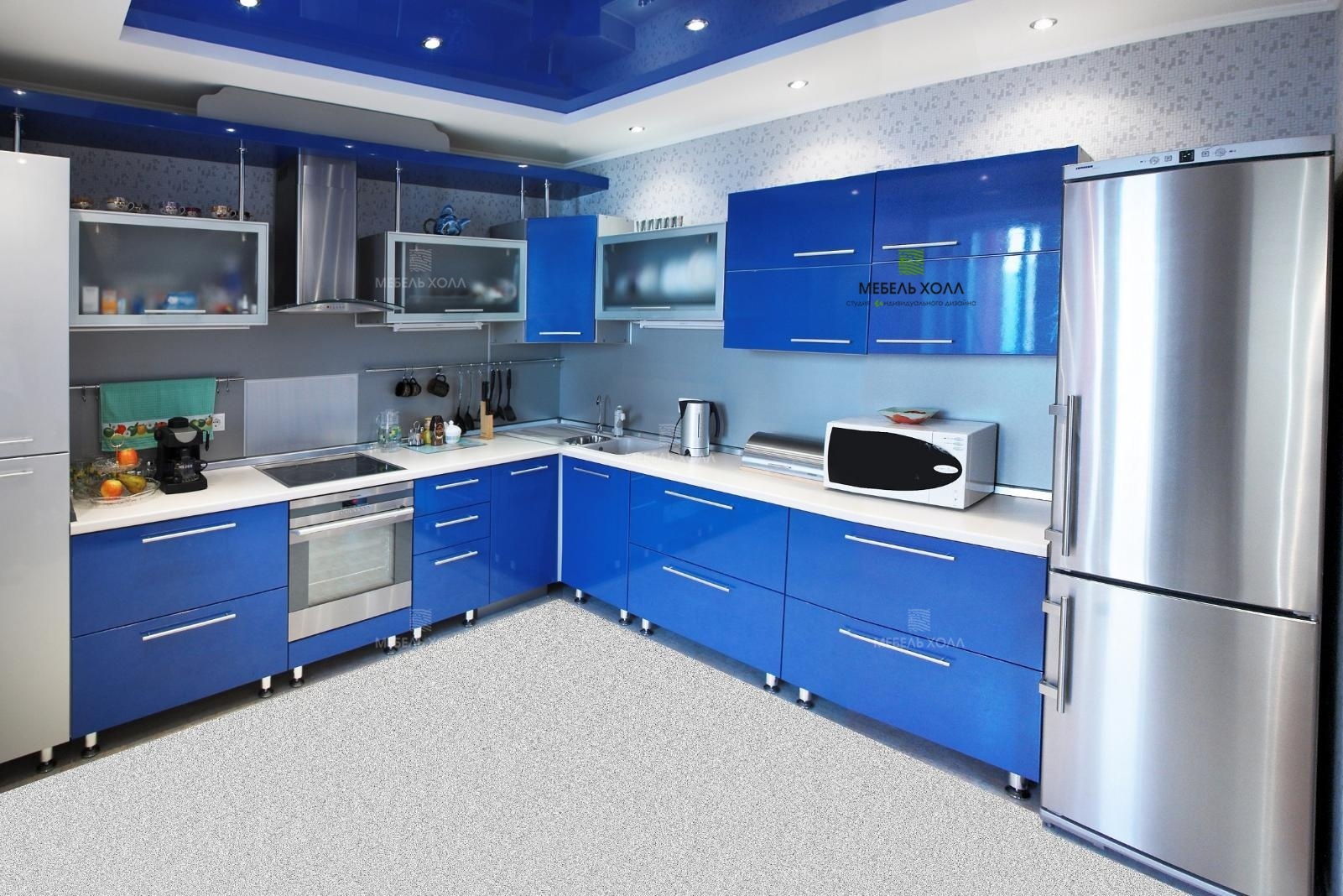 Современная кухня из глянцевого синего пластика, с навесными шкафчиками из стекла в алюминиевой раме