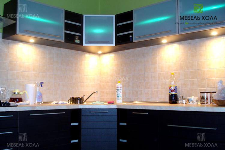 Угловая кухня из МДФ с фрезеровкой и верхними шкафчиками из стекла в алюминиевой раме. Столешница из постформинга. Фурнитура Blum