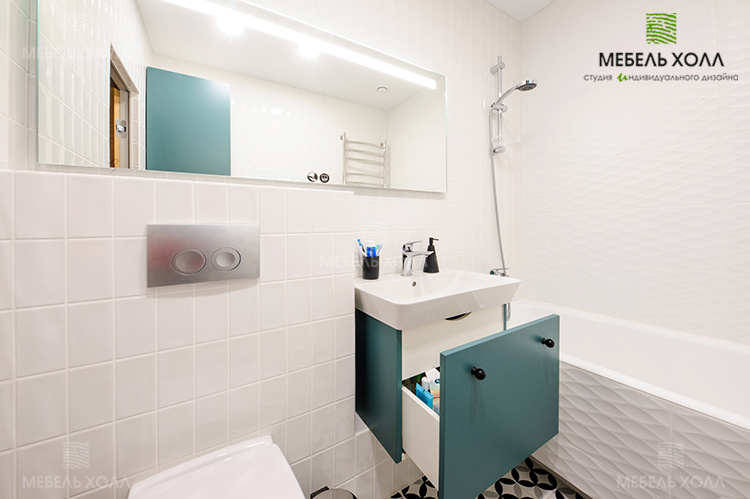 Мебель для ванной - тумба под умывальник и навесной шкаф выполнены из матового крашенного МДФ.