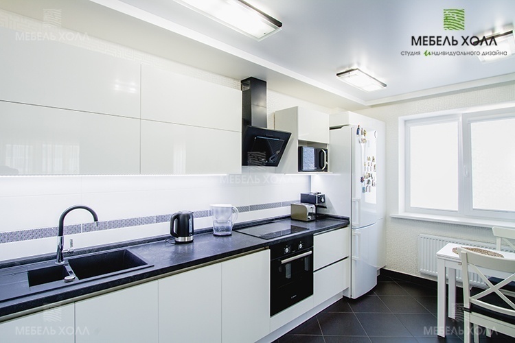 Мебель для кухни с акриловыми фасадами Alvic Luxe Blanco и встроенной подсветкой. Ящики оборудованы подъемными и выдвижными механизмами Blum. Столешница выполнена из постформинга Rezopal, сушка - Rejs.