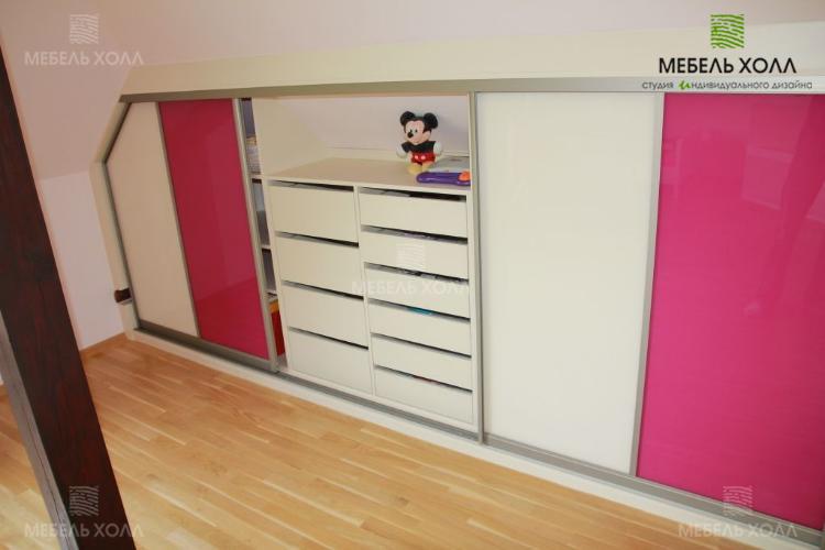 Вместительный шкаф-купе в детскую комнату. Изготовлен в ярких цветах из пластика. Для удобства ребенка шкаф невысокий