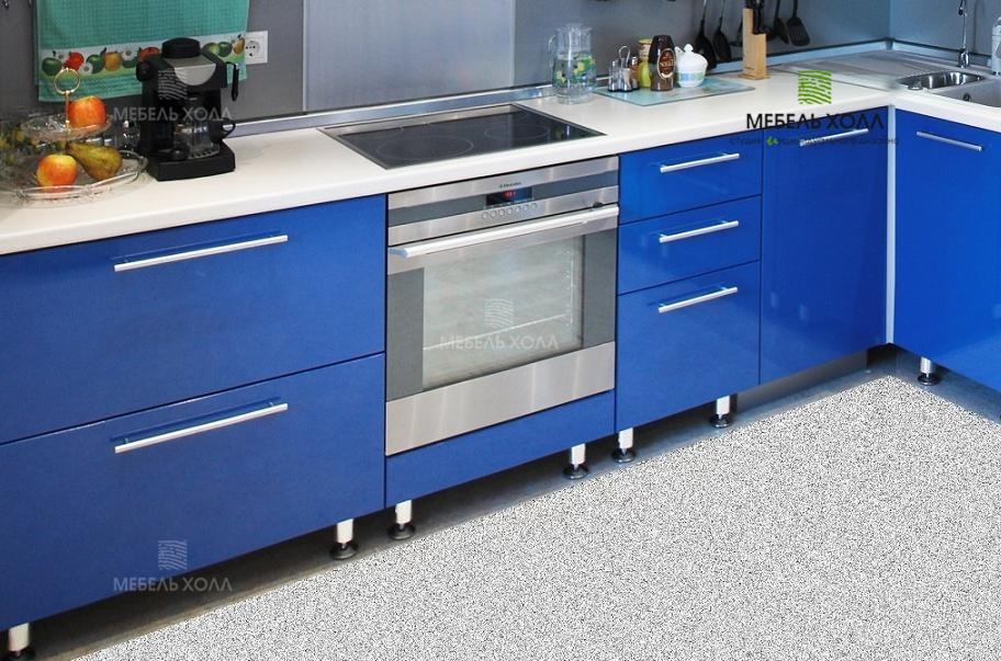 Современная кухня из глянцевого синего пластика, с навесными шкафчиками из стекла в алюминиевой раме