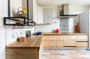 Угловая кухонная мебель с верхними фасадами из Fenix на фанере, материал нижних - ЛДСП с текстурой дуба