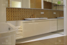 Мебель для ванной из водостойкого глянцевого МДФ с зеркальными фасадами в навесных шкафчиках