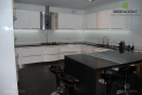 Кухня из мдф покрытого белой эмалью и высоко-глянцевым лаком и радиусными фасадами. 