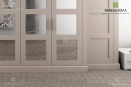 Классический платяной шкаф  с распашными дверцами из крашенного в бежевый цвет МДФ с зеркальными вставками