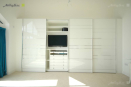 Шикарный вместительный гардеробный шкаф-купе из глянцевого МДФ белого цвета