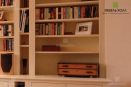 Книжный шкаф с дополнительной системой хранения, фасад из МДФ белого цвета с классическим профилем фрезеровки