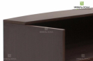 Ресепшн угловой формы из ДСП в темном цвете со стойкой, двумя шкафчиками и большим рабочим столом  