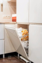 Комплект шкафчиков для ванной из МДФ покрытого пластиком молочного цвета. Столешница под умывальник выполнена из натурального камня