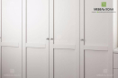 Классический шкаф с распашными дверцами, с фасадами из рамочного МДФ белого цвета