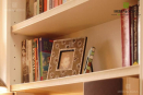 Книжный шкаф с дополнительной системой хранения, фасад из МДФ белого цвета с классическим профилем фрезеровки