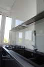 Компактная угловая кухня для маленького помещения из крашенного в белый и серый цвет МДФ. 