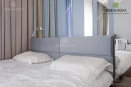 Белая мебель для спальни: спальное место и зеркальное панно 