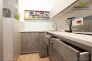Кухонная мебель с барной стойкой в стиле модерн, оснащена высококачественной фурнитурой Blum и подсветкой. Фасады из ЛДСП Egger  с интегрированными ручками