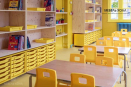 Стеллажи и столы школьные изготовлены из натурального дерева