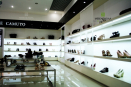 Обустройство бутика обуви: прилавок, полки, стеллажи, витрины. Мебель выполнена из белого МДФ