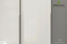 Белый лаковый гардеробный шкаф из МДФ с фрезеровкой в виде вагонки, длинные металлические ручки от середины до пола