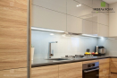 Компактная кухня, сочетает глянцевые и матовые фасады для расширения пространства