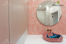 Мебель для ванной: встроенный шкаф выполнен из шпона с покрытием лаком и МДФ, подвесная тумба из крашенного МДФ