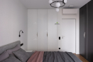 Мебель для спальни: белый шкаф для одежды, прикроватные тумбы, подвесная консоль и туалетный столик со светодиодной подсветкой