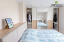 Мебель в спальню: шкаф-купе из ДСП с системой Modus, кровать - из МДФ крашенного и полкой
