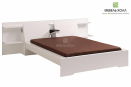 Кровать двуспальная из крашенного в белый цвет МДФ со слитными прикроватными полками у изголовья 