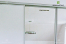 Современный шкаф-купе с комбинированным фасадом из зеркала и МДФ. Оснащен выдвижными ящиками