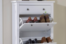 Стильный комод для современного дома, вмещающий до двенадцати пар обуви, состоит из двух ниспадающих дверей для обуви и удобного ящика для других мелких предметов 