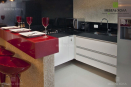 Кухонная мебель имеет П-образную форму с полуостровом