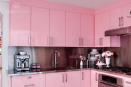 Угловая кухня розового цвета из ДСП