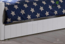 Кровать изготовлена из высококачественного МДФ, поверхности имеют дощатый вид, покрыты белым лаком