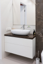 Комплект мебели для ванной: подвесная тумба из крашеного МДФ со столешницей из камня и встроенный шкаф, санузел