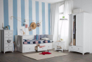 Детская комната для ребенка в классическом белом цвете и дизайне. Предусмотрено много места. Выдвижные полки в комоде, под кроватью, в прикроватном столике, в шкафу