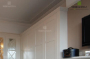 Угловой шкаф с  корпусом из ДСП и фасадом из МДФ белого цвета. Имеются распашные дверцы с зеркалами и дополненными декоративными рейками в стиле прованс.Оснащен выдвижными ящиками