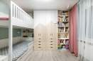 Мебель для детской: двухъярусное спальное место из МДФ с лестницей из массива. Шкаф, открытый стеллаж и комод - ЛДСП Egger