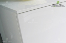 Универсальный белый комод из МДФ. Оснащен распашными дверцами, выдвижными ящиками и открытой нишей