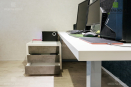 Мебель для рабочей зоны выполнена из ДСП Egger. Металлическая опора, ящики с фурнитурой Blum и системой открывания Tip-On