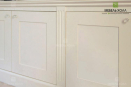 Книжный шкаф белого цвета из МДФ с фрезеровкой