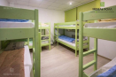 Набор мебели из ДСП для общежитий включает в себя двухъярусные кровати. Выполнение возможно в различном цвете