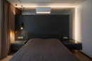 Современная спальня в стиле хай-тек включает консоль, подвесные полки и стеновую панель. Материалы изготовления: ЛДСП Egger, зеркало графит, МДФ