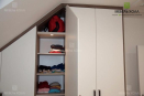 Встроенный шкаф для одежды с распашными дверцами с корпусом из ДСП и фасадами из пластика, оснащен подсветкой