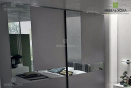 Стильный современный шкаф цвета «бетон» выполнен из ДСП с зеркальными вставками