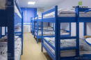 Набор мебели из ДСП для общежитий включает в себя двухъярусные кровати. Выполнение возможно в различном цвете