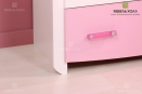 Современный комод в розовой цветовой палитре выполнен из ДСП с тремя выдвижными ящиками