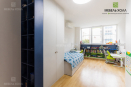 Мебельный гарнитур для детской комнаты: распашные модульные шкафы, полки для книг, 2 односпальные кровати, выполнены из ДСП Egger